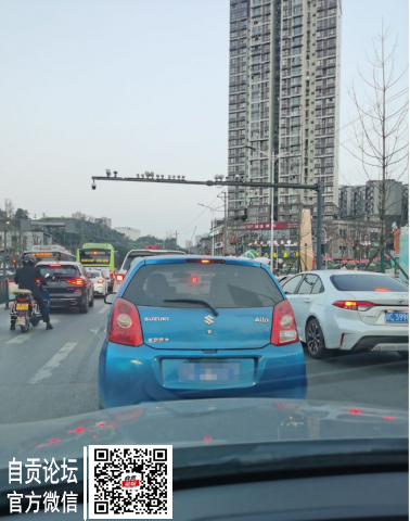 各位自贡的老司机们，等红绿灯踩刹车的时候还是注意点嘛-1.jpg