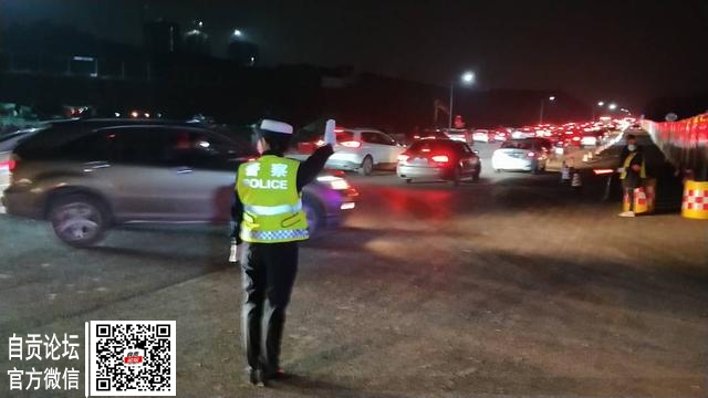 自贡灯会周六涌入游客3万人次 交警呼吁乘免费摆渡车观灯-1.jpg