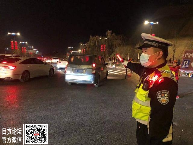 自贡灯会周六涌入游客3万人次 交警呼吁乘免费摆渡车观灯-2.jpg