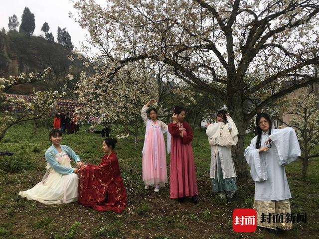自贡大安举行三多古寨AAA级旅游景区推介活动 游客冒雨打卡赏花-1.jpg