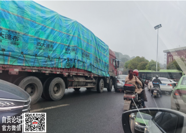 马吃水大转盘这里，卡车和小车遭“亲”上了-3.jpg