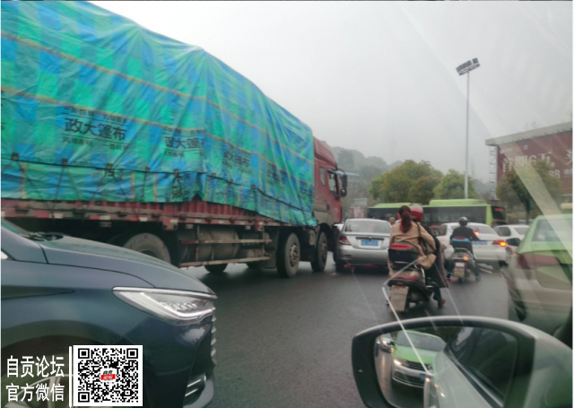 马吃水大转盘这里，卡车和小车遭“亲”上了-2.jpg