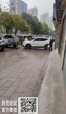 新司机一人倒车三人只指挥，排场大哈哈哈哈-1.jpg