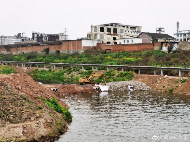 自贡釜溪河复合绿道对岸的“空中步道”-1.jpg