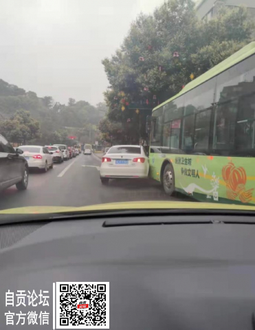 突发！龙井这个小车跟公交车挤上了，怕是要堵很久……我看到公交车都...-1.jpg