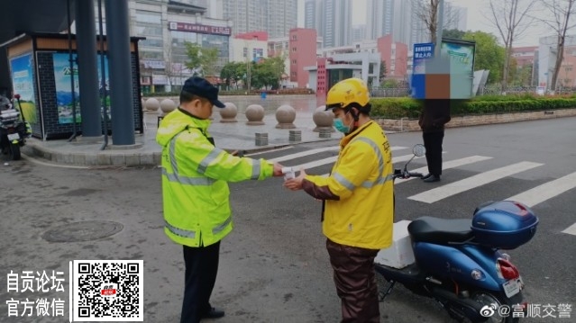 “美团送餐小哥”抢时间逆行 交警:罚！-4.jpg