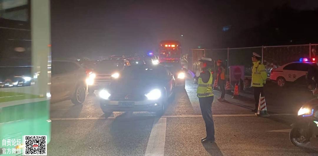 自贡灯会迎来6万人 大安交警13名女警“三八节”放弃半天休息-1.jpg