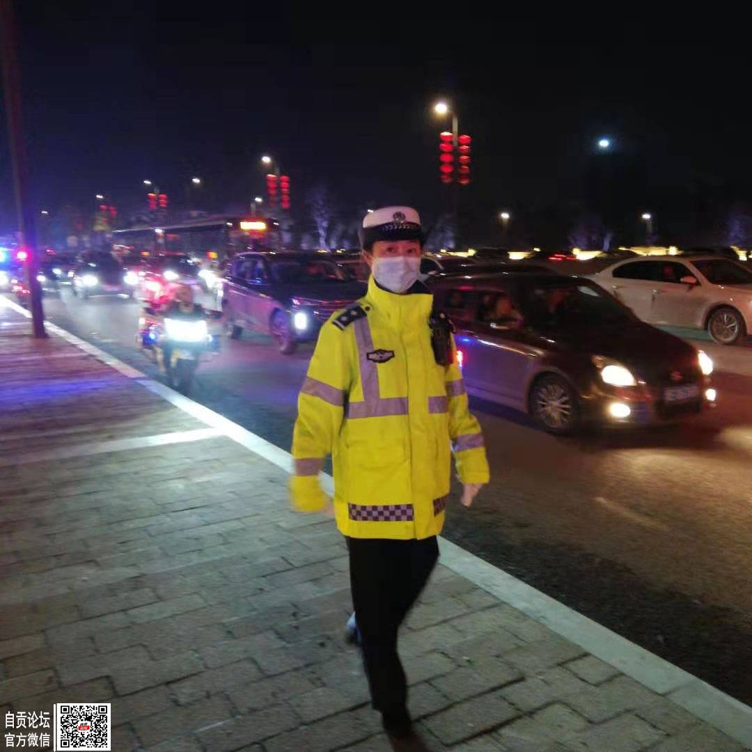 自贡灯会迎来6万人 大安交警13名女警“三八节”放弃半天休息-3.jpg
