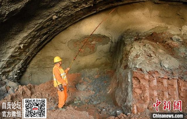 成都自贡高铁龙泉山一号隧道正式进洞施工-4.jpg
