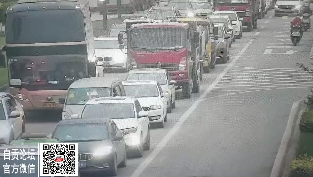 灯会火爆，停车位满……大家可乘坐免费公交摆渡车前往观灯-1.jpg