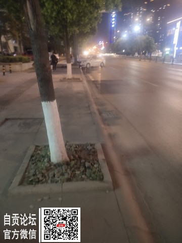 盐帮食府门口，有个小车撞路沿上，还撞得不轻！-1.jpg
