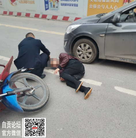 华商公园里A区门口一小车与两轮相撞。两轮司机受伤-2.jpg