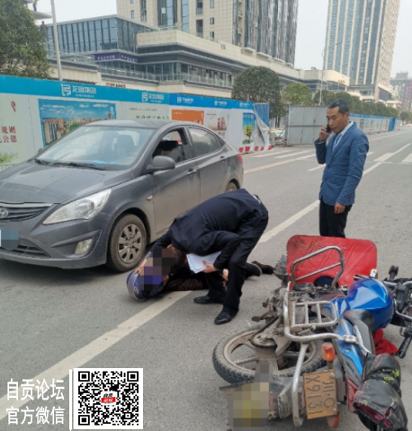 华商公园里A区门口一小车与两轮相撞。两轮司机受伤-3.jpg
