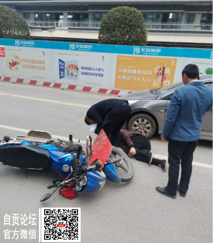 华商公园里A区门口一小车与两轮相撞。两轮司机受伤-1.jpg