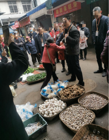 贡井菜市场，取消零摊摊买菜，直接强行没收......-1.jpg