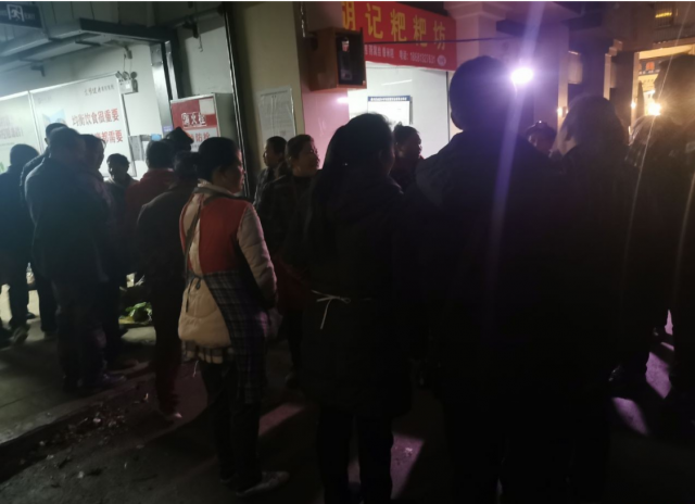 贡井菜市场，取消零摊摊买菜，直接强行没收......-2.jpg