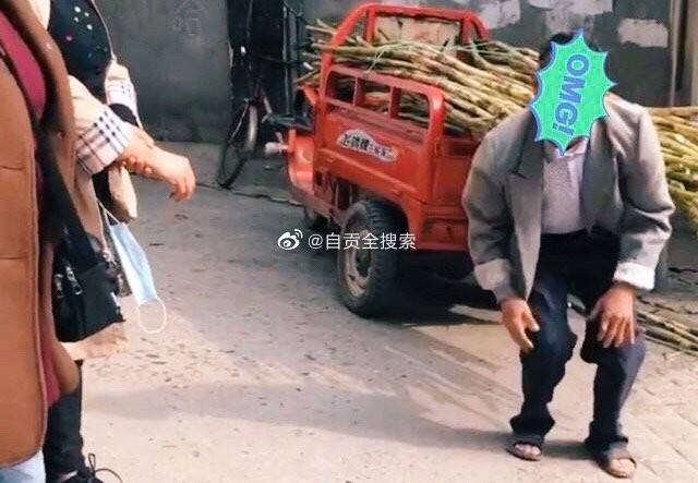 自贡一老人顺势一躺化险为夷-1.jpg