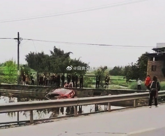 自贡一辆小车冲到池塘里-1.jpg
