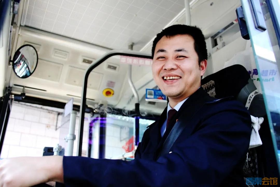 祝贺！自贡公交集团11路驾驶员陈君荣获“自贡市劳动模范”称号-5.jpg