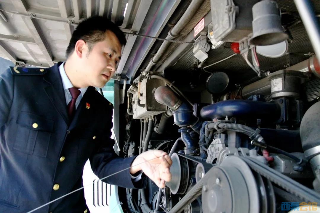 祝贺！自贡公交集团11路驾驶员陈君荣获“自贡市劳动模范”称号-6.jpg