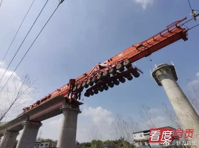 自贡至宜宾高铁首榀箱梁成功架设-2.jpg