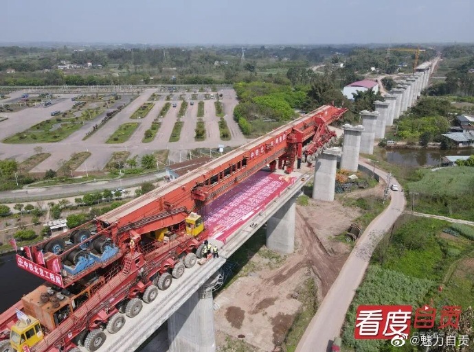 自贡至宜宾高铁首榀箱梁成功架设-1.jpg