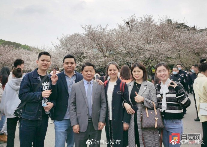 自贡12名援鄂医务人员赴武汉“樱花之约-4.jpg