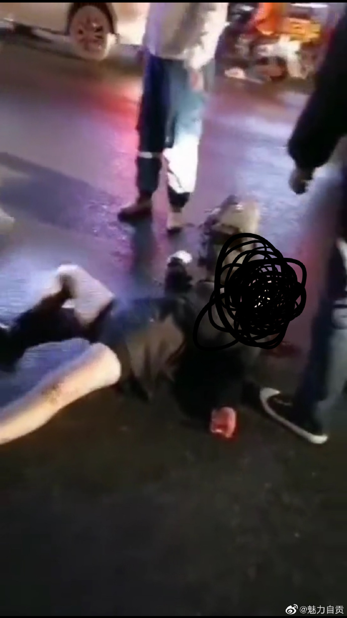 惨！女友提分手，宜宾男子将其当街捅伤致死-2.jpg