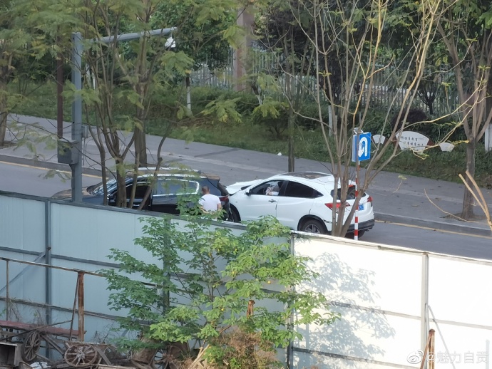 地一声，气囊都干出来了！自贡创新城门口。-2.jpg