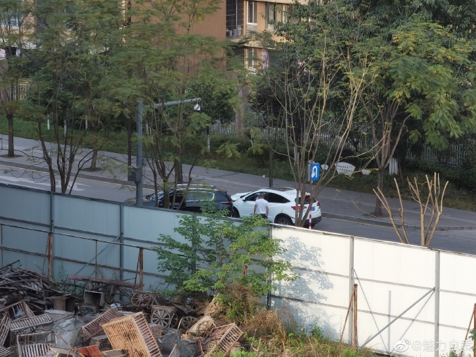 地一声，气囊都干出来了！自贡创新城门口。-1.jpg