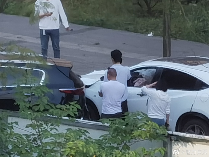 地一声，气囊都干出来了！自贡创新城门口。-3.jpg