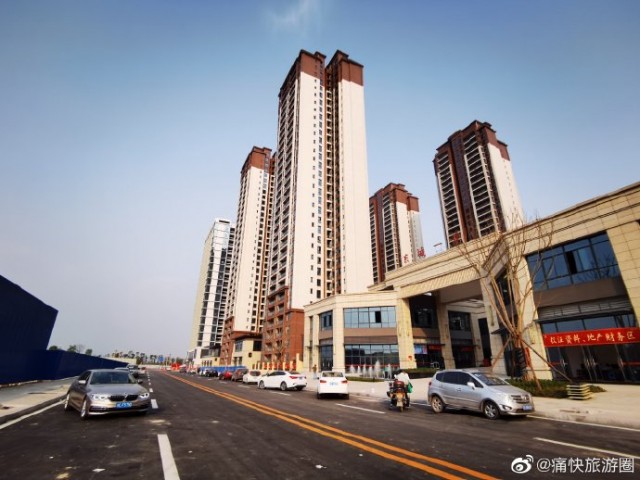 行走在自贡东北部新城的燎北路-1.jpg