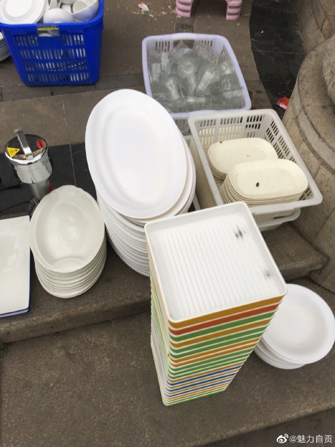 又干垮一家，又在抛售店里的冰箱电视锅碗瓢盆-3.jpg
