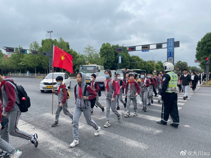 保驾护航，为大安交警点赞，谢谢，辛苦了！ ​​​​-1.jpg