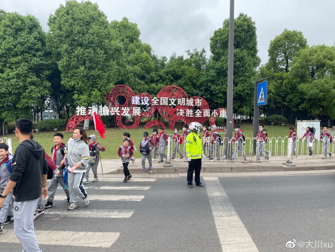 保驾护航，为大安交警点赞，谢谢，辛苦了！ ​​​​-3.jpg