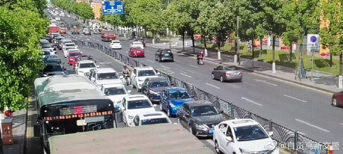 清明小长假第一天,目前高新辖区内车多缓行-3.jpg