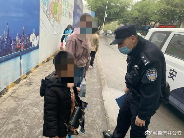 有一名6岁小男孩找不到家人和回家的路。-2.jpg