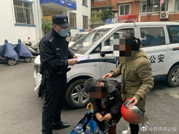 有一名6岁小男孩找不到家人和回家的路。-1.jpg