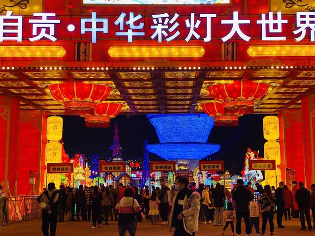 全国各地游客涌入千年盐都 清明假期文明有序观灯-1.jpg