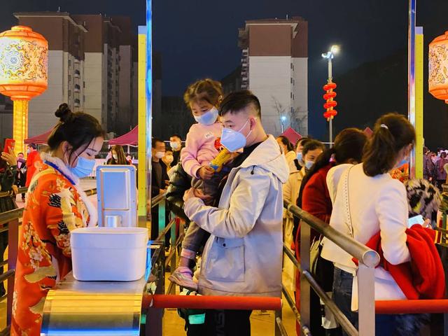 全国各地游客涌入千年盐都 清明假期文明有序观灯-2.jpg