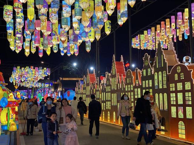 全国各地游客涌入千年盐都 清明假期文明有序观灯-3.jpg