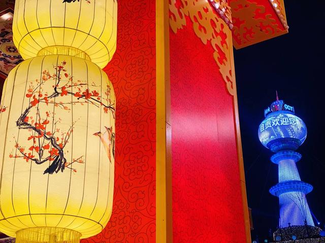 全国各地游客涌入千年盐都 清明假期文明有序观灯-6.jpg
