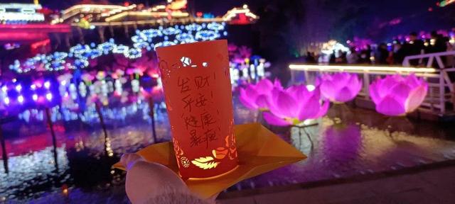 全国各地游客涌入千年盐都 清明假期文明有序观灯-7.jpg
