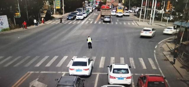自贡贡井交警提示：道路施工拥堵请错峰出行-1.jpg