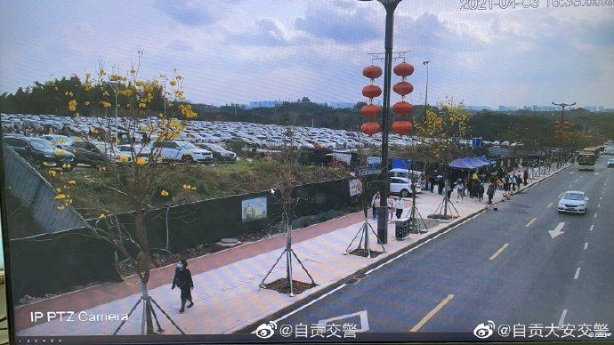自贡灯会实时路况信息截止16时40分1号停车场已饱和,请将车辆停放至4、5号停车场。-2.jpg