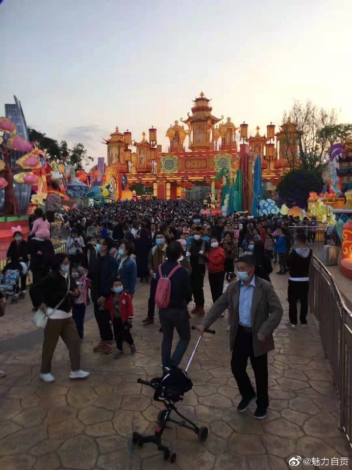 自贡灯会游客量高峰，其中有你吗？-1.jpg
