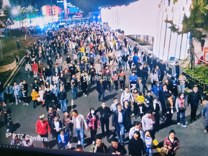 昨日自贡灯会游客量达3万人-2.jpg