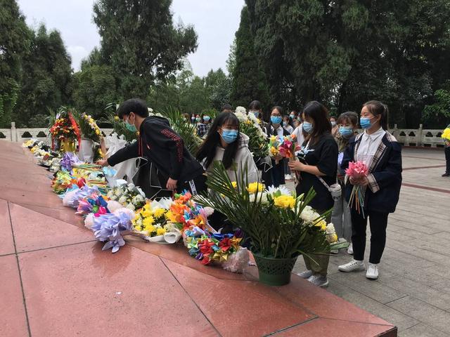 1.3万人前往自贡烈士陵园缅怀朱厚良等烈士 卢德铭侄孙每天为上千人讲解烈士英雄事迹-3.jpg