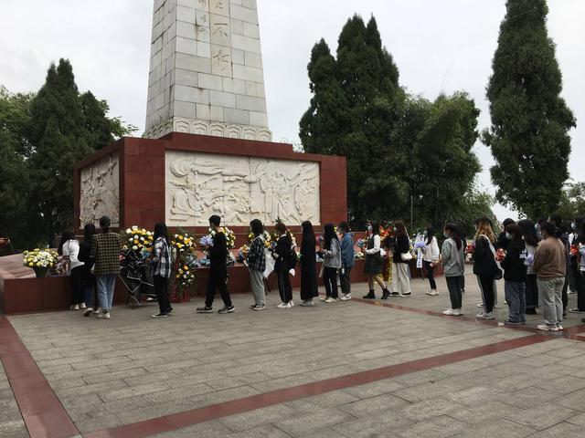 1.3万人前往自贡烈士陵园缅怀朱厚良等烈士 卢德铭侄孙每天为上千人讲解烈士英雄事迹-2.jpg