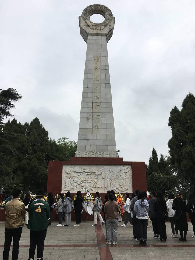 1.3万人前往自贡烈士陵园缅怀朱厚良等烈士 卢德铭侄孙每天为上千人讲解烈士英雄事迹-1.jpg